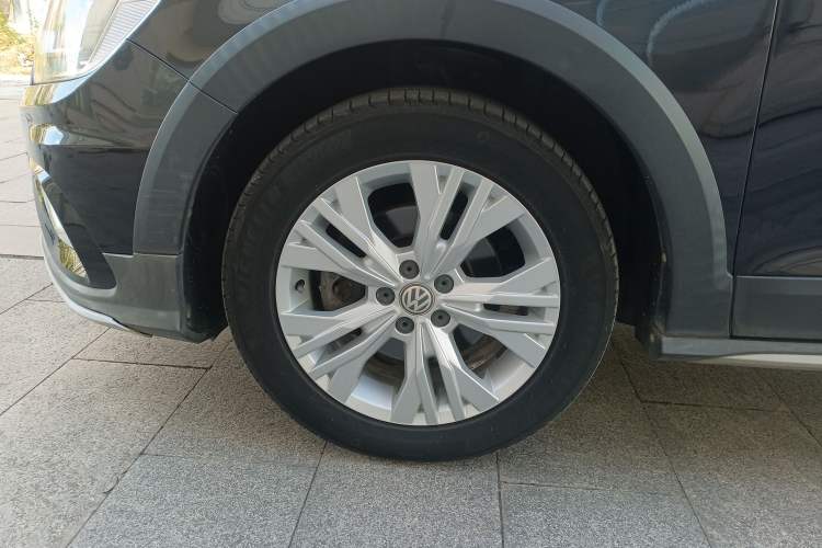 Used Volkswagen C-TREK 2017 1.6L Automatic Comfort Model Left Front Wheel Hub