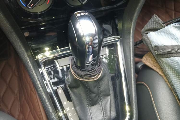 Used Volkswagen C-TREK 2017 230TSI DSG Comfort Version Gear Lever