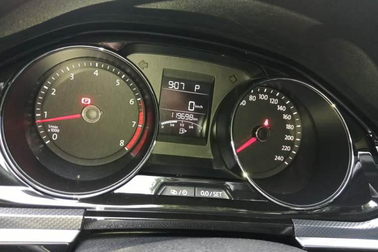 Used Volkswagen C-TREK 2017 230TSI DSG Comfort Version Odometer Close Up