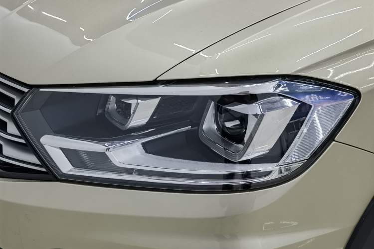 Used Volkswagen C-TREK 2018 1.5L Automatic Comfort Model Left Front Headlight