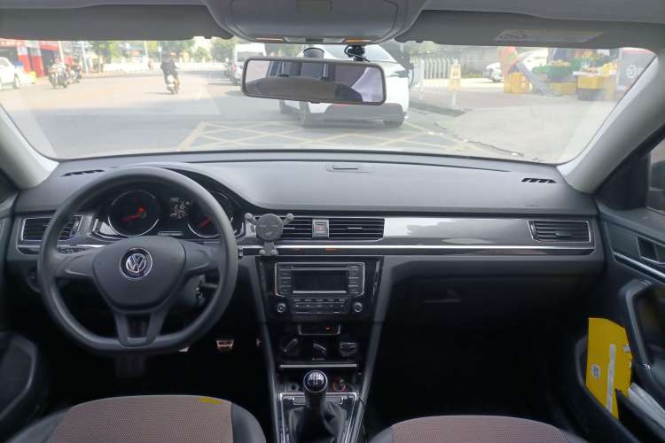 Used Volkswagen C-TREK 2017 230TSI Manual Comfort Version Center Console