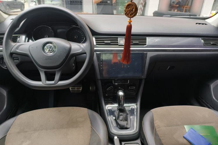 Used Volkswagen C-TREK 2017 230TSI DSG Comfort Version Center Console