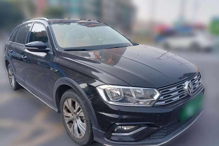Used Volkswagen C-TREK 2017 230TSI Manual Comfort Version Front Right 45 Deg