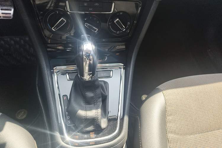 Used Volkswagen C-TREK 2017 1.6L Automatic Comfort Model Gear Lever