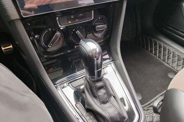 Used Volkswagen C-TREK 2017 1.6L Automatic Comfort Model Gear Lever