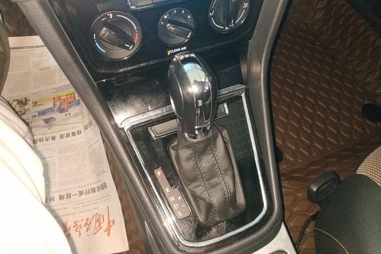 Used Volkswagen C-TREK 2017 230TSI DSG Comfort Version Gear Lever