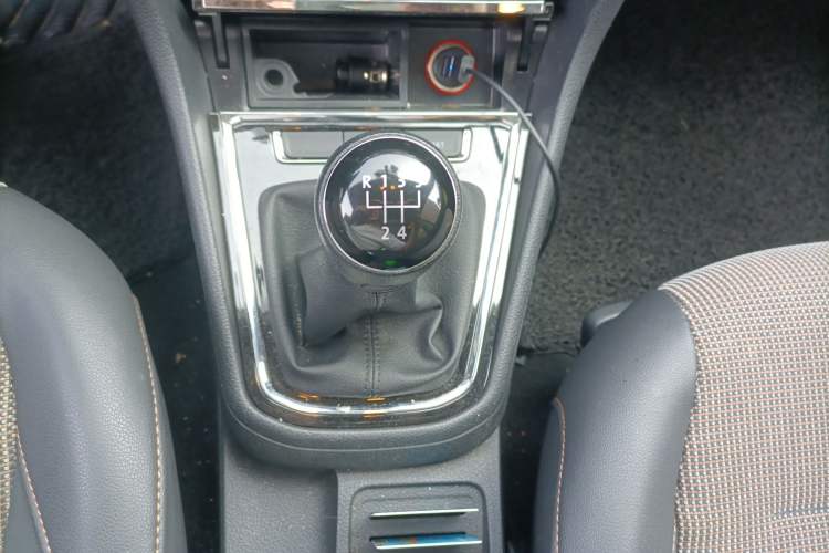 Used Volkswagen C-TREK 2017 230TSI Manual Comfort Version Gear Lever