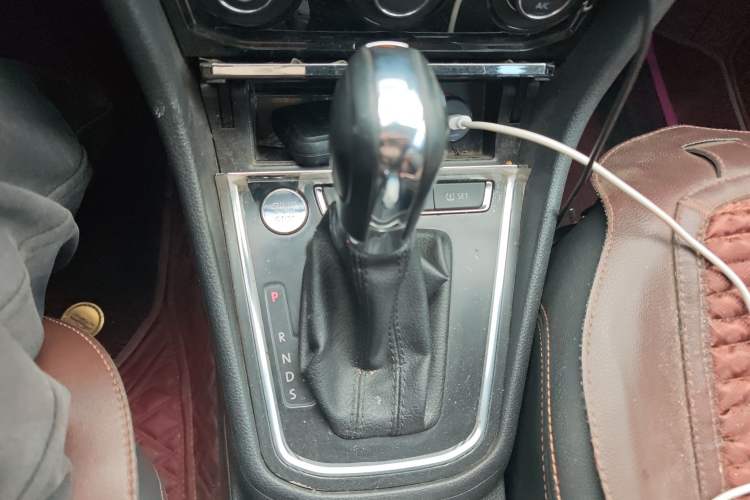 Used Volkswagen C-TREK 2017 1.6L Automatic Luxury Model Gear Lever