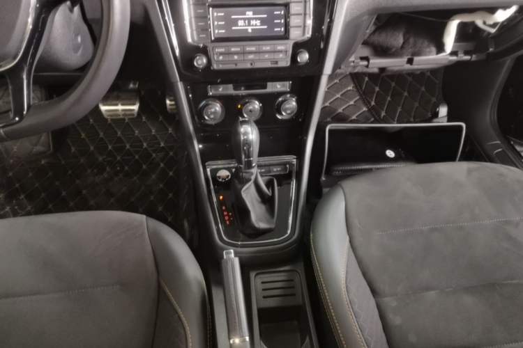 Used Volkswagen C-TREK 2017 230TSI DSG Luxury Model Gear Lever