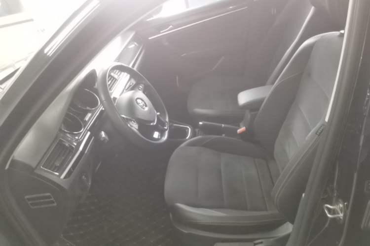 Used Volkswagen C-TREK 2017 230TSI DSG Luxury Model Left Front Seat