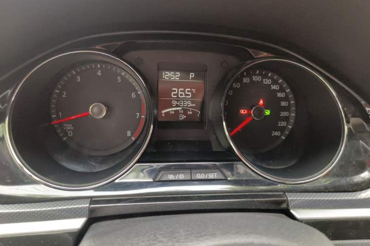 Used Volkswagen C-TREK 2017 230TSI DSG Comfort Version Odometer Close Up