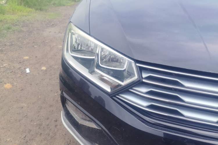 Used Volkswagen C-TREK 2017 230TSI DSG Comfort Version Right Front Headlight