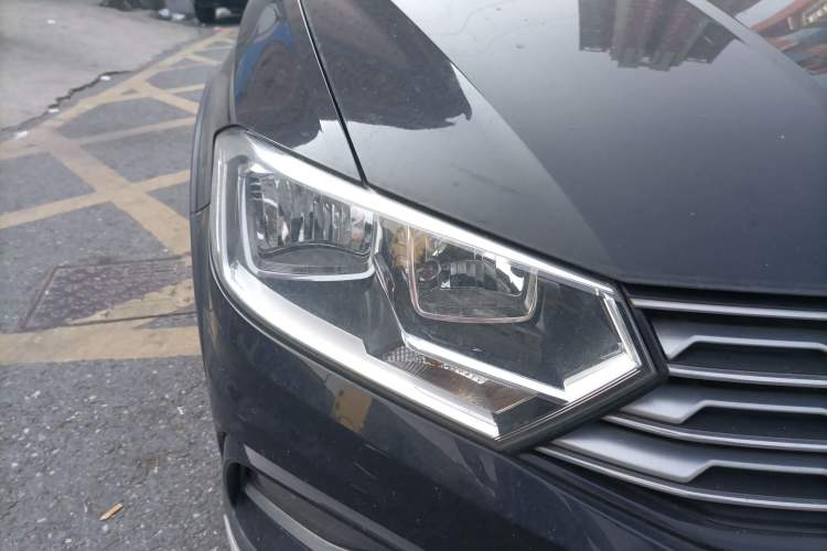 Used Volkswagen C-TREK 2017 230TSI Manual Comfort Version Right Front Headlight