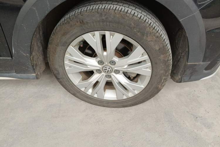 Used Volkswagen C-TREK 2017 1.6L Automatic Comfort Model Right Front Wheel Hub
