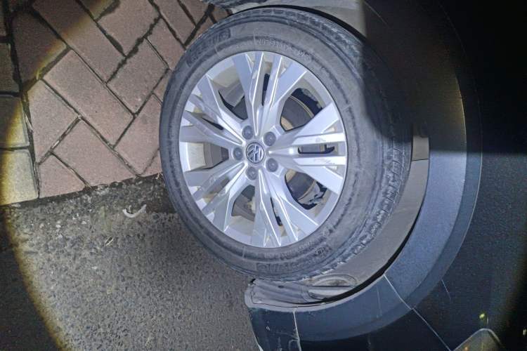 Used Volkswagen C-TREK 2017 1.6L Automatic Comfort Model Right Front Wheel Hub
