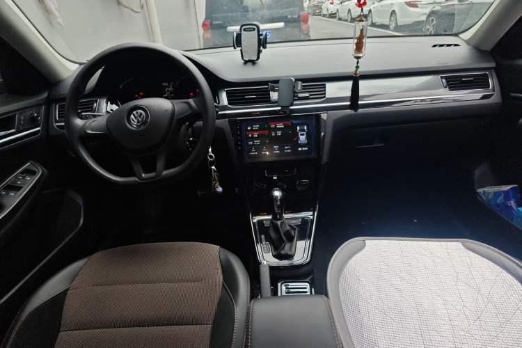 Used Volkswagen C-TREK 2017 230TSI DSG Comfort Version Center Console