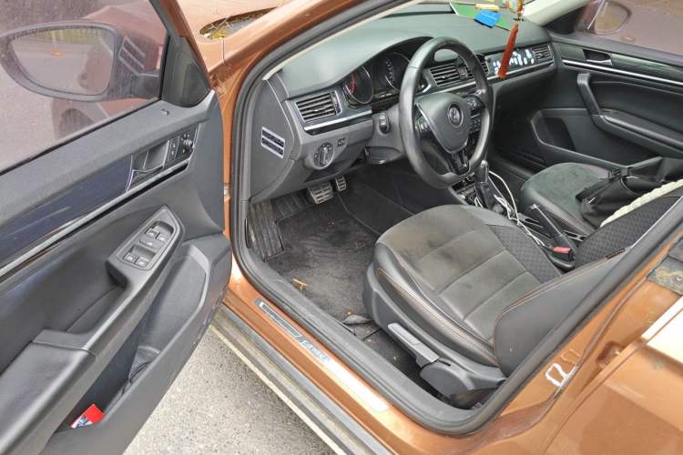 Used Volkswagen C-TREK 2017 1.6L Automatic Luxury Model Driver Seat