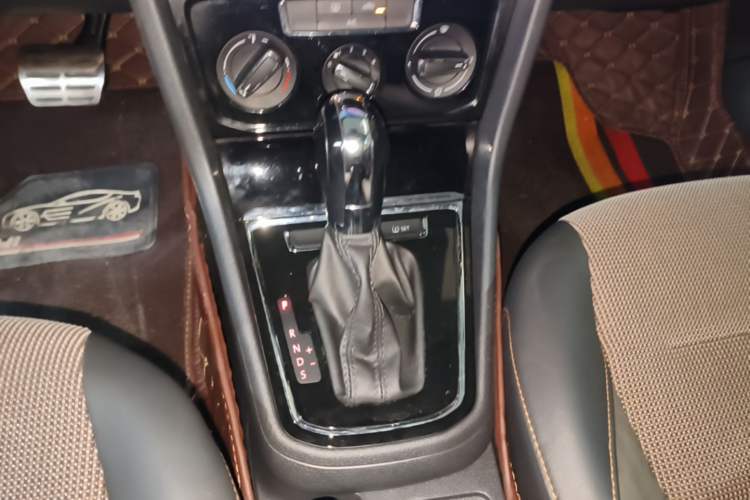 Used Volkswagen C-TREK 2017 1.6L Automatic Comfort Model Gear Lever