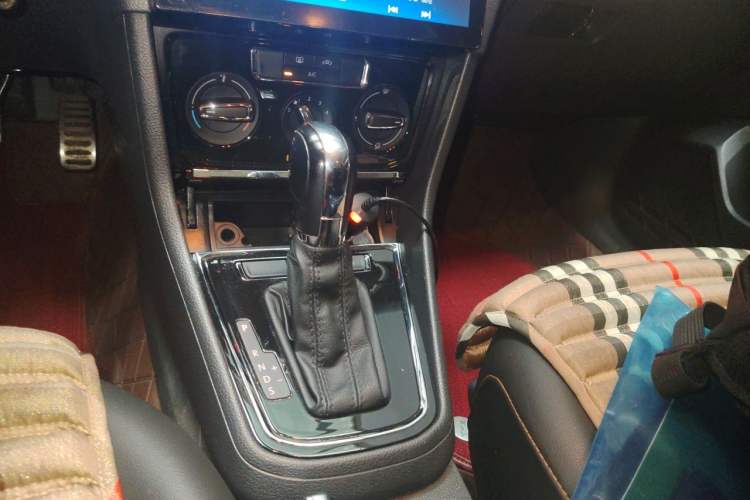 Used Volkswagen C-TREK 2017 1.6L Automatic Comfort Model Gear Lever