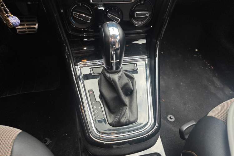 Used Volkswagen C-TREK 2017 230TSI DSG Comfort Version Gear Lever