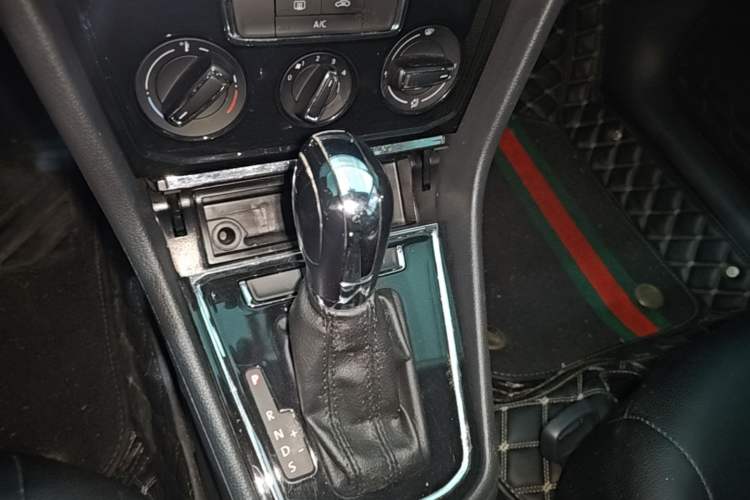Used Volkswagen C-TREK 2017 1.6L Automatic Comfort Model Gear Lever