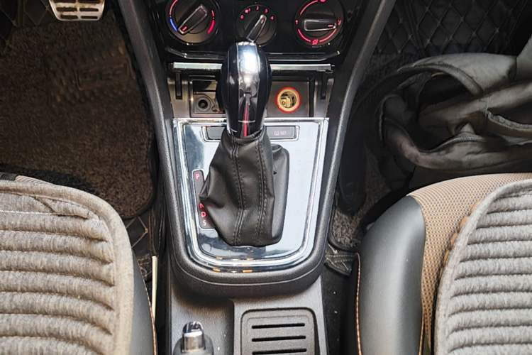 Used Volkswagen C-TREK 2017 230TSI DSG Comfort Version Gear Lever