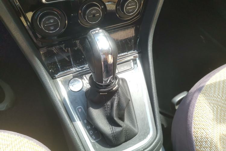 Used Volkswagen C-TREK 2017 230TSI DSG Luxury Model Gear Lever