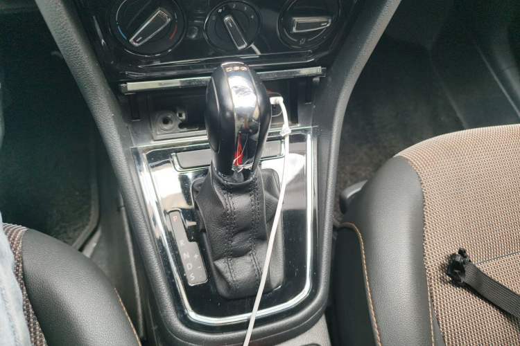 Used Volkswagen C-TREK 2017 230TSI DSG Comfort Version Gear Lever