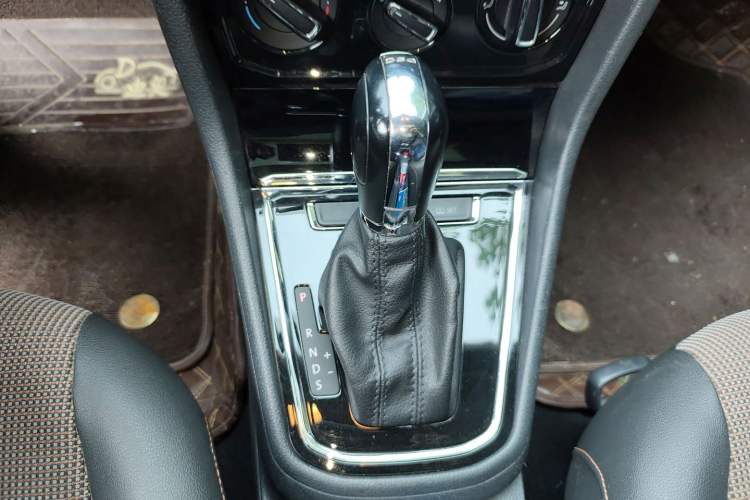 Used Volkswagen C-TREK 2017 230TSI DSG Comfort Version Gear Lever