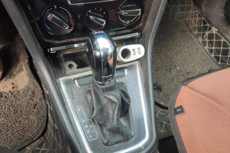Used Volkswagen C-TREK 2017 230TSI DSG Comfort Version Gear Lever