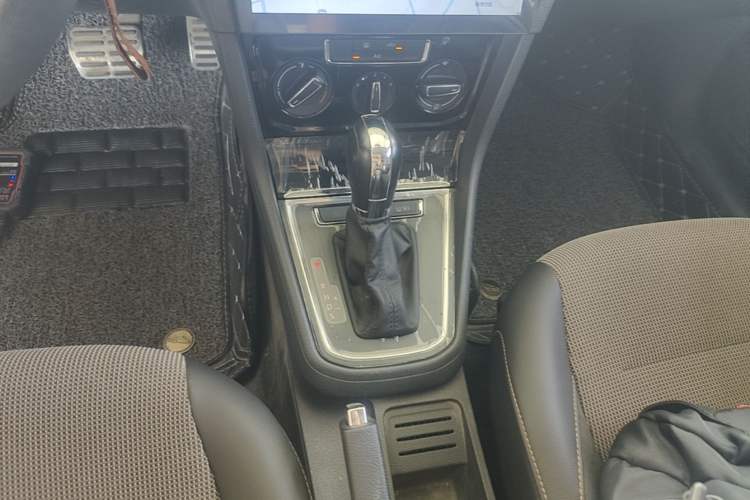 Used Volkswagen C-TREK 2017 1.6L Automatic Comfort Model Gear Lever