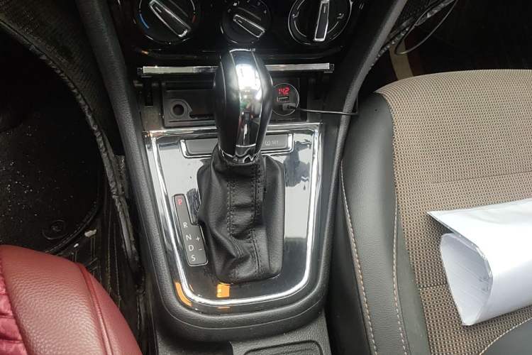 Used Volkswagen C-TREK 2017 1.6L Automatic Comfort Model Gear Lever