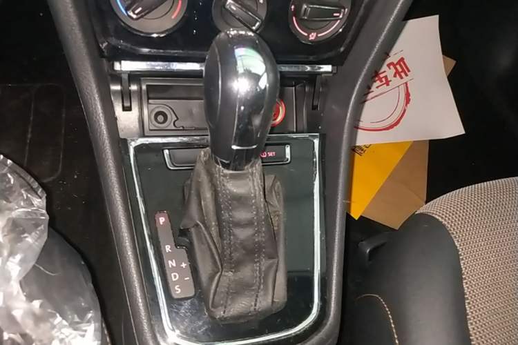 Used Volkswagen C-TREK 2017 230TSI DSG Comfort Version Gear Lever
