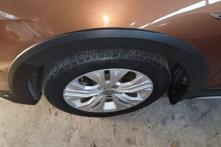Used Volkswagen C-TREK 2017 1.6L Automatic Comfort Model Left Front Wheel Hub