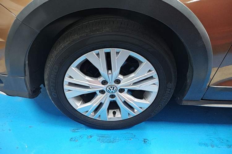 Used Volkswagen C-TREK 2017 1.6L Automatic Comfort Model Left Front Wheel Hub