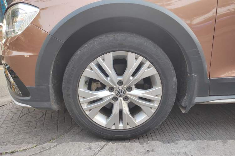 Used Volkswagen C-TREK 2017 1.6L Automatic Comfort Model Left Front Wheel Hub