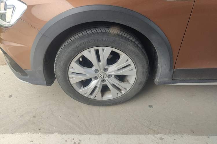 Used Volkswagen C-TREK 2017 1.6L Automatic Comfort Model Left Front Wheel Hub