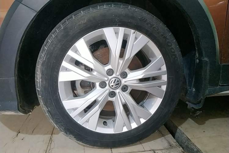 Used Volkswagen C-TREK 2017 230TSI DSG Comfort Version Left Front Wheel Hub