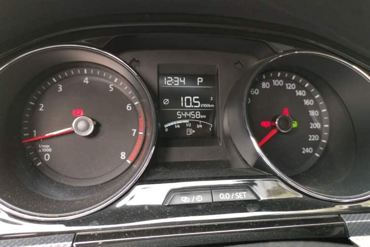 Used Volkswagen C-TREK 2017 230TSI DSG Comfort Version Odometer Close Up