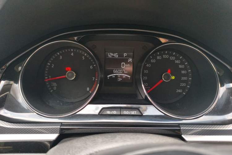 Used Volkswagen C-TREK 2017 230TSI DSG Comfort Version Odometer Close Up