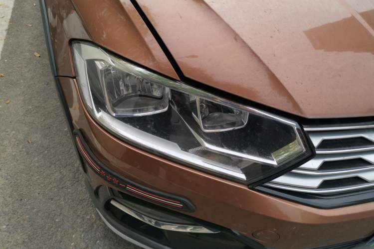 Used Volkswagen C-TREK 2017 230TSI DSG Comfort Version Right Front Headlight