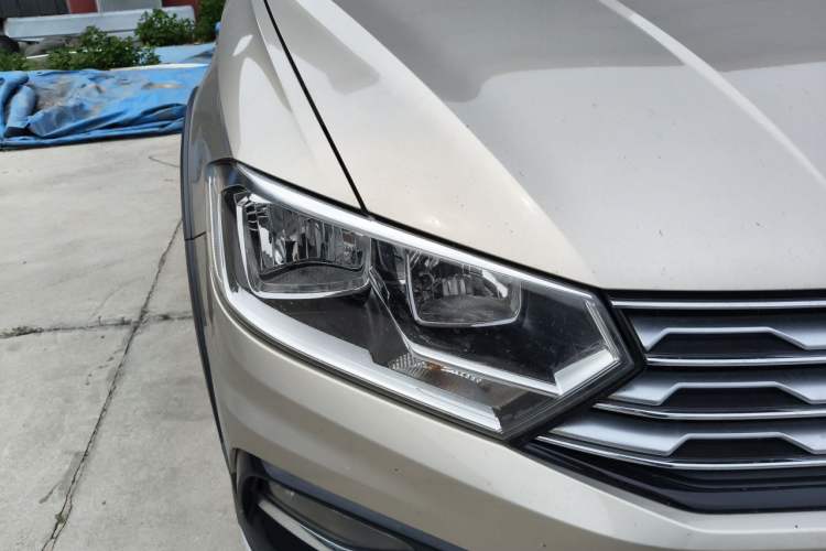 Used Volkswagen C-TREK 2017 1.6L Automatic Comfort Model Right Front Headlight