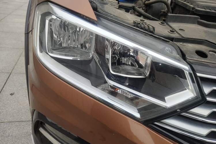 Used Volkswagen C-TREK 2017 1.6L Automatic Comfort Model Right Front Headlight
