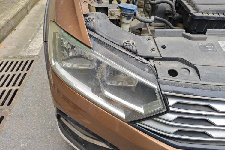 Used Volkswagen C-TREK 2017 1.6L Automatic Luxury Model Right Front Headlight