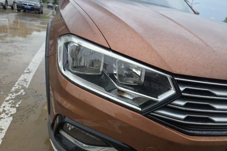 Used Volkswagen C-TREK 2017 1.6L Automatic Comfort Model Right Front Headlight