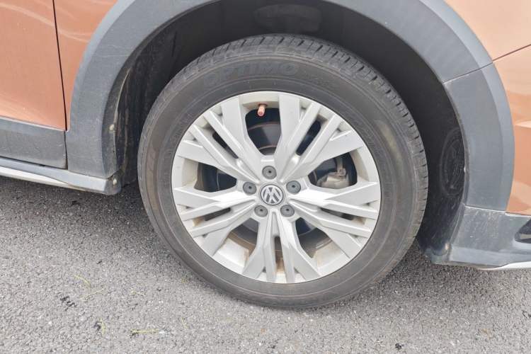 Used Volkswagen C-TREK 2017 1.6L Automatic Comfort Model Right Front Wheel Hub