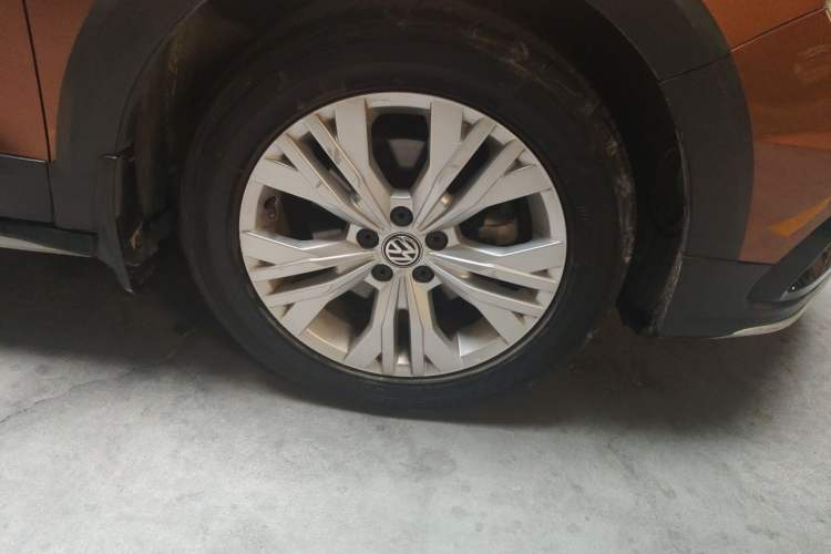 Used Volkswagen C-TREK 2017 1.6L Automatic Comfort Model Right Front Wheel Hub