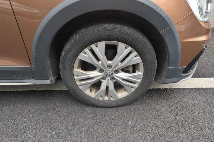 Used Volkswagen C-TREK 2017 230TSI DSG Comfort Version Right Front Wheel Hub