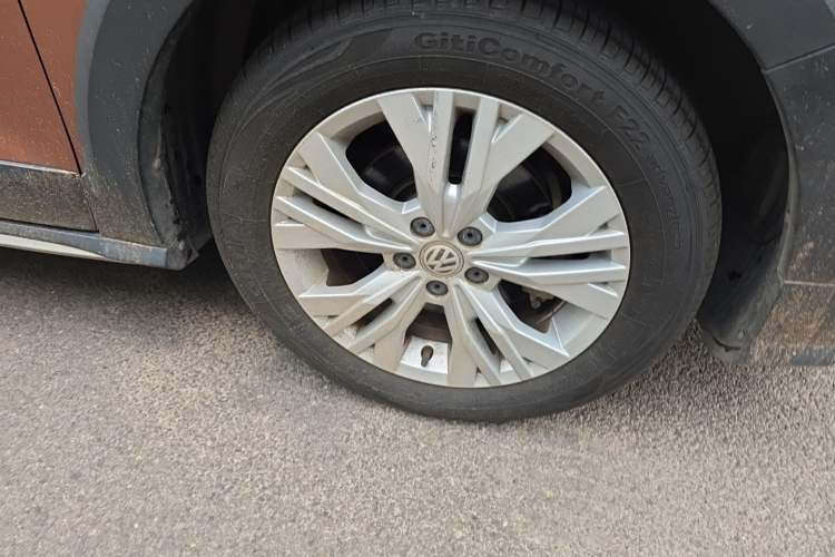 Used Volkswagen C-TREK 2017 1.6L Automatic Comfort Model Right Front Wheel Hub