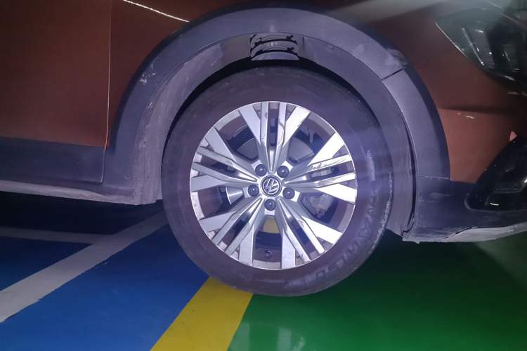 Used Volkswagen C-TREK 2017 1.6L Automatic Comfort Model Right Front Wheel Hub